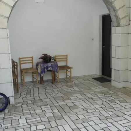 아파트 With Balcony A1 *