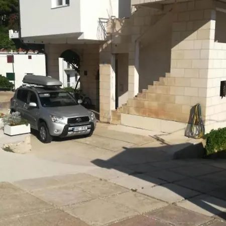 아파트 With Balcony A1